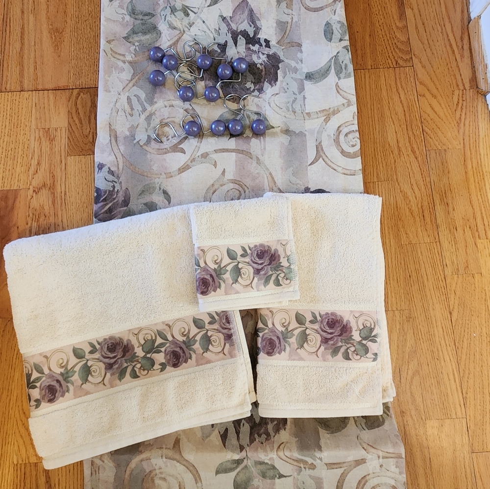 Floral Patterned Shower And Bath Towel Set W/ Hooks